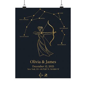Könnte beinhalten: Ein dunkelblaues Poster mit einem goldenen Schützen-Konstellationsdesign. Es zeigt einen stilisierten Schützen, Konstellationslinien und die Namen "Olivia & James" mit Datum und Ort. Das Poster wird von zwei schwarzen Clips gehalten.