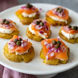 Rozbij gorące ziemniaki z wędzonym łososiem w profesjonalny sposób