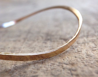 Bracciale a onde, bracciale in oro, bracciale in oro, bracciale da donna, bracciali impilabili, bracciale pieno d'oro, bracciale in oro, Cowgirl costiera minimalista