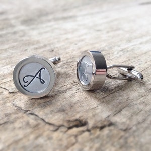 Gemelos personalizados con iniciales. Gemelos de plata con monograma para regalos de padrinos de boda. Gemelos personalizados para novio o padrino de boda.