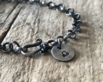 Pulsera con dije del signo zodiacal para hombre. Pulsera de horóscopo de plata de ley oxidada. Regalo personalizado para hombre. Elige tu símbolo zodiacal.