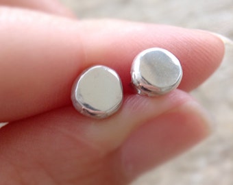 Organic beach pebbles studs. Second hole earrings cartilage piercing. Eco friendly boho stud earrings in recycled 925 silver.
