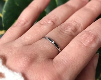 Faceted oxidized silver ring. Thumb rings for women in 925 sterling silver. Hammered art deco ring. Boho skinny stacking rings. Thin Band.