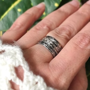 Set aus 10 oxidierten Silberringen. Zierliche Ringe, Gehämmerte Ringe, Sterling Silber Ringe Set, Stapelringe, Boho Ring Set