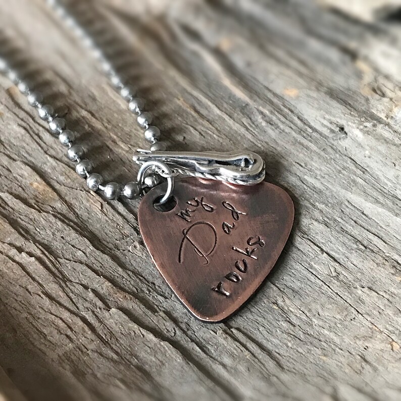 Collana con plettro per chitarra di mio padre in rame antico, ottone o acciaio inossidabile con ciondolo per chitarra in argento sterling 925. Regali musicali per papà. immagine 1