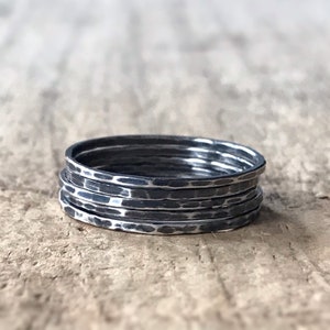 Set von 5 oxidierten Silberringen. Minimalist Ringe, Zierliche Ringe, Gehämmerte Ringe, Sterling Silber Ringe Set