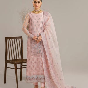 Besticktes Organza-Kleid mit handverzierten Ärmeln, Dupatta & russische Hose – elegantes 3-teiliges Outfit