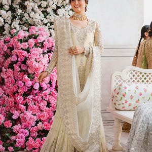 Besticktes Chiffon-Garara-Set mit handverzierten Ärmeln und Organza Dupatta - Ethnische Abendkleidung, 7 m russischer Griff Innen