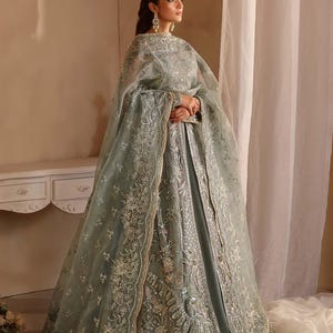 Braut- und formelles Netzkleid, handverzierte vordere Ärmel, gestickte Dupatta- und Lehenga-Borte – Pakistanisches Designer-Outfit aa