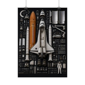 Peut inclure: Une affiche de type knolling présentant une navette spatiale démontée, un réservoir de carburant orange, deux propulseurs blancs, divers composants mécaniques et une figurine d'astronaute blanche disposés sur un fond noir uni.