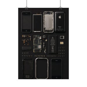 Könnte beinhalten: Ein zerlegtes schwarzes Smartphone mit geordneten Einzelteilen, darunter der Frontbildschirm, das Rückgehäuse mit Apple-Logo, die interne Leiterplatte, der Akku, der Metallrahmen und zahlreiche kleine Schrauben auf dunklem Untergrund.