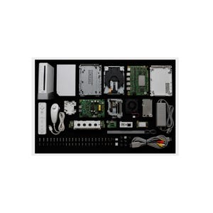 Peut inclure: Une console de jeu vidéo blanche démontée présentée en pièces détachées, incluant la coque externe, les cartes électroniques, le lecteur de disque optique, le ventilateur, l'alimentation, la manette, les câbles et de nombreuses petites vis.