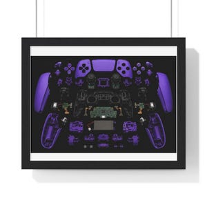 Puede incluir: Una impresión enmarcada que muestra un mando de videojuego morado desmontado. La imagen presenta varios componentes internos, incluyendo la placa de circuito, la batería, los botones y las piezas de la carcasa, dispuestos sobre un fondo negro.