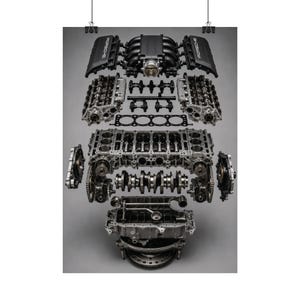 Puede incluir: Una vista explosionada de un motor Porsche que muestra componentes internos, incluyendo las culatas, el colector de admisión, el cigüeñal y el bloque motor. Las piezas metálicas plateadas y negras están dispuestas verticalmente sobre un fondo gris.