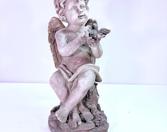 Ängelfigur i trädgårdsskick i väderbiten harts, inomhus och utomhus, vintagestil