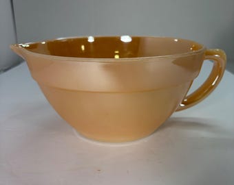Bol para batir Fire-King Peach Lustre vintage de 1,5 cuartos de galón, de vidrio iridiscente con boquilla para verter.