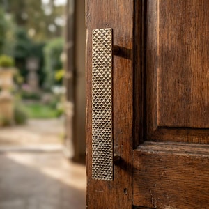 solid brass handle with Hand-Hammered Finish