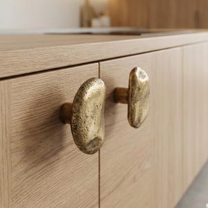 Juego de 2 pomos de latón macizo con textura orgánica para muebles de cocina modernos.