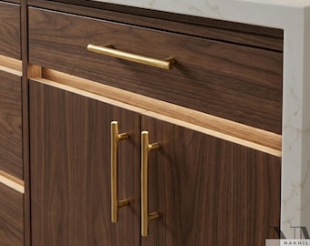 Conjunto de 2 puxadores de latão artesanais para armários com design moderno e orgânico.