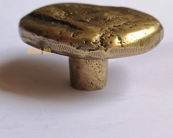 Conjunto de 2 puxadores de armário de latão maciço com textura crua e design orgânico