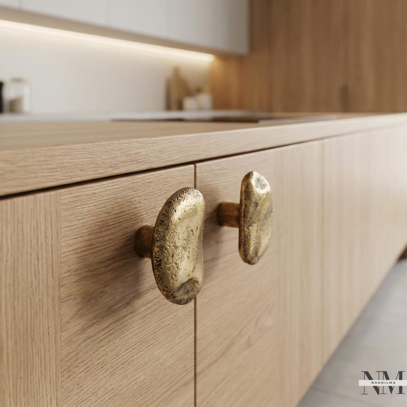 Conjunto de 2 puxadores de latão maciço com textura orgânica para armários de cozinha modernos. imagem 1