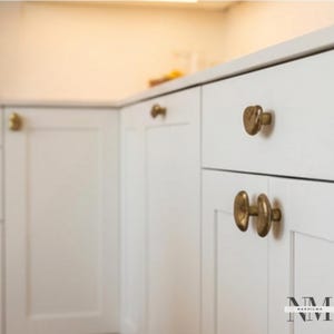 Conjunto de 2 puxadores de latão maciço com textura orgânica para armários de cozinha modernos. imagem 3