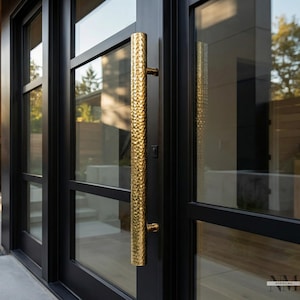 手作りの真鍮製ドアハンドル、槌目模様、ナチュラル仕上げ