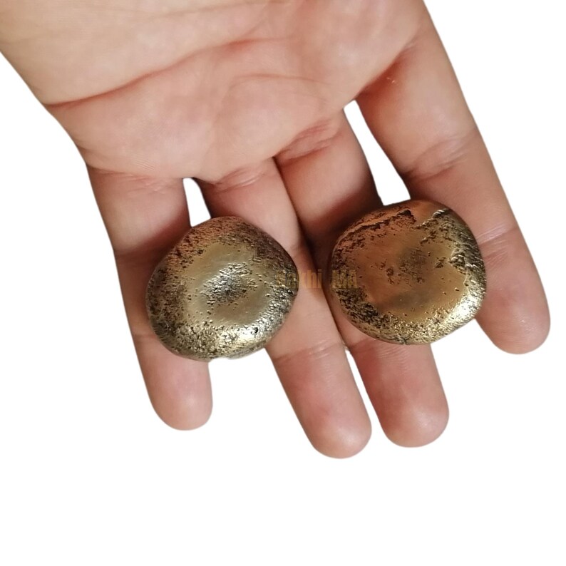 Set of 2 artisan-made solid brass knobs with a natural textured surface and aged golden finish, combining timeless elegance with modern practicality.   solid brass handle, handmade cabinet knob, brass drawer pull, vintage brass hardware, ornate door knob, mid-century hardware, luxury brass handle, round cabinet pull, decorative brass knob, classic door pull, metal cabinet handle,