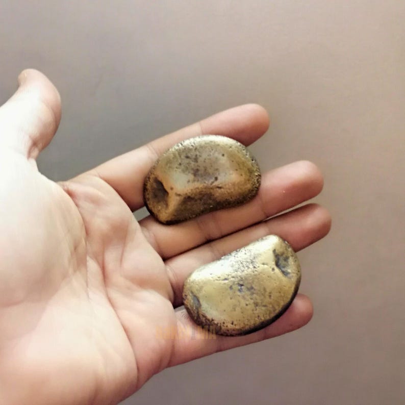 solid brass knobs, each featuring a beautifully unique organic texture. These knobs boast an artisanal, sculptural design that brings a touch of character and charm to modern kitchens, custom furniture, and stylish cabinetry. Crafted from high-quality solid brass, they’re not just built to last; they also add a luxurious feel with their natural golden patina.

brass door handle,
handcrafted handle,
cabinet pull,
solid brass knob,
decorative handle,
antique hardware,
cabinet handle,