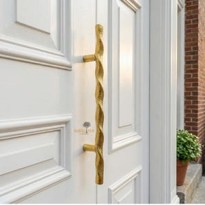 Manche en laiton massif, branches torsadées, texture martelée à la main