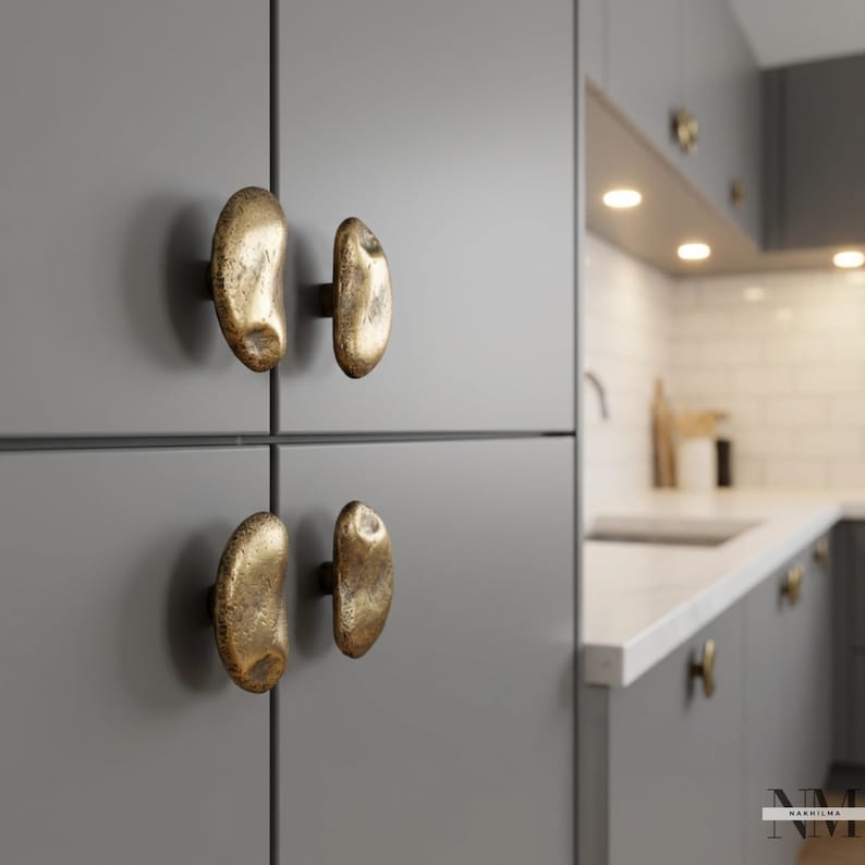 Conjunto de 2 puxadores de latão maciço com textura orgânica para armários de cozinha modernos. imagem 8