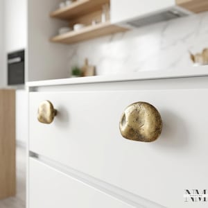 Conjunto de 2 puxadores de latão maciço com textura orgânica para armários de cozinha modernos. imagem 6