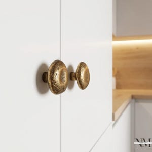 Conjunto de 2 puxadores de armário de latão maciço com design texturizado orgânico imagem 7