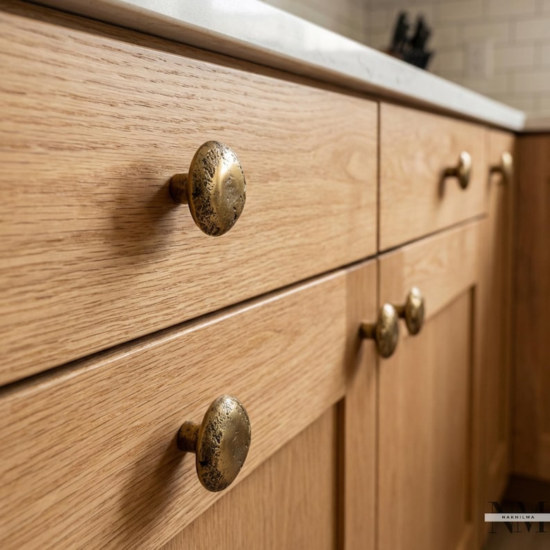Conjunto de 2 puxadores de armário de latão maciço com design texturizado orgânico imagem 3