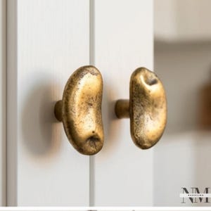 Conjunto de 2 puxadores de latão maciço com textura orgânica para armários de cozinha modernos. imagem 2