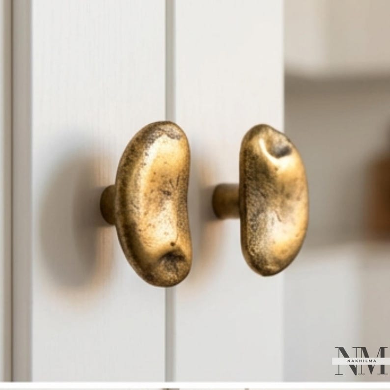 Conjunto de 2 puxadores de latão maciço com textura orgânica para armários de cozinha modernos. imagem 2