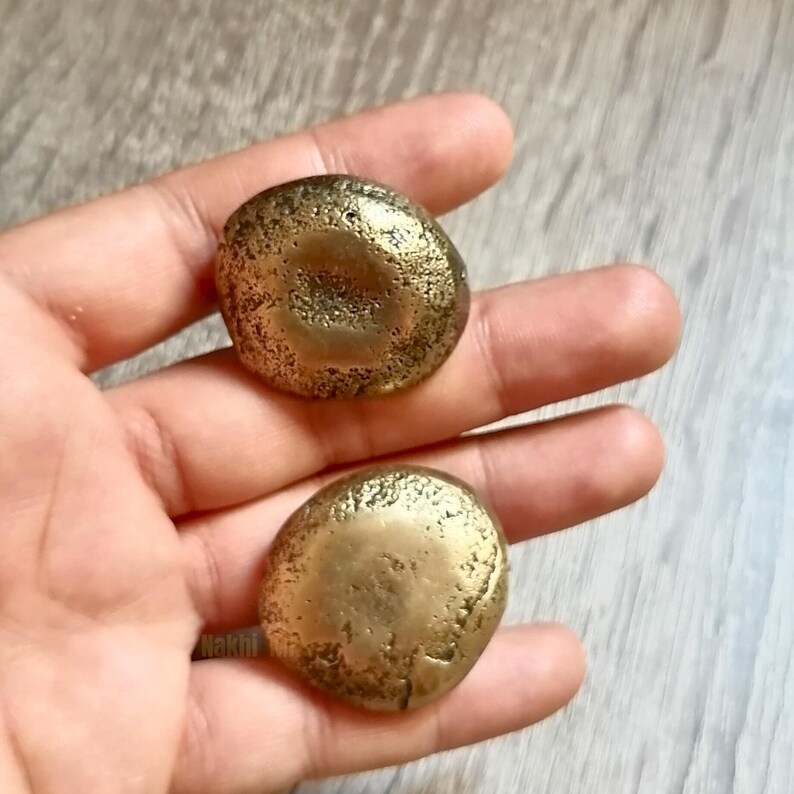 Set of 2 artisan-made solid brass knobs with a natural textured surface and aged golden finish, combining timeless elegance with modern practicality.   solid brass handle, handmade cabinet knob, brass drawer pull, vintage brass hardware, ornate door knob, mid-century hardware, luxury brass handle, round cabinet pull, decorative brass knob, classic door pull, metal cabinet handle,