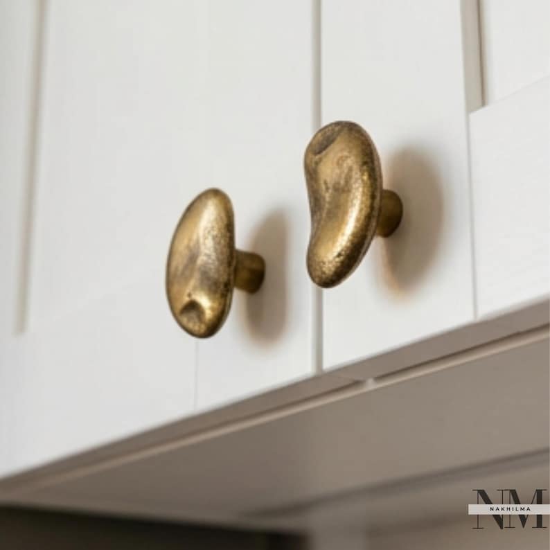 Conjunto de 2 puxadores de latão maciço com textura orgânica para armários de cozinha modernos. imagem 5