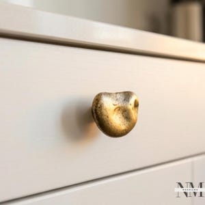 Conjunto de 2 puxadores de latão maciço com textura orgânica para armários de cozinha modernos. imagem 10