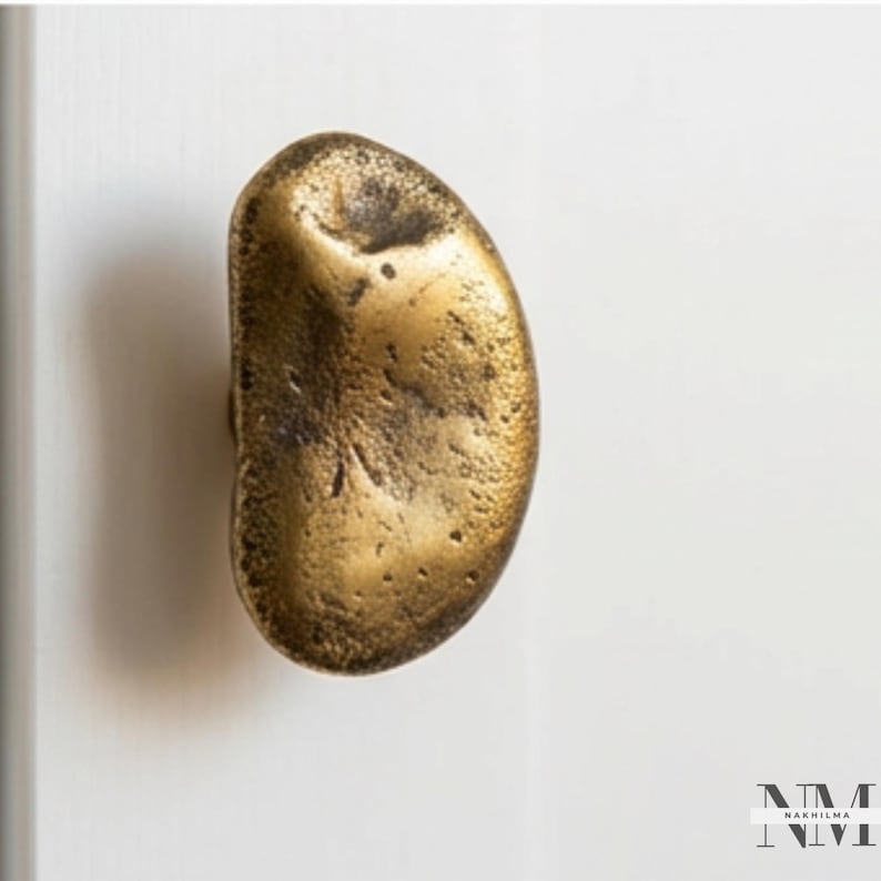 Conjunto de 2 puxadores de latão maciço com textura orgânica para armários de cozinha modernos. imagem 9