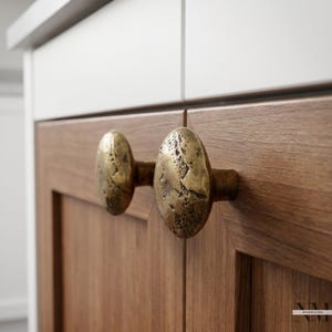 Conjunto de 2 puxadores de armário de latão maciço com design texturizado orgânico imagem 4