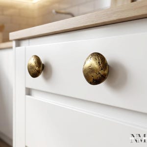 Conjunto de 2 puxadores de armário de latão maciço com design texturizado orgânico imagem 5