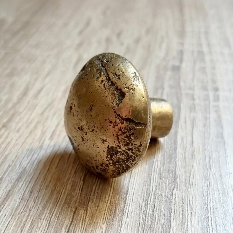 Conjunto de 2 puxadores de armário de latão maciço com design texturizado orgânico imagem 14