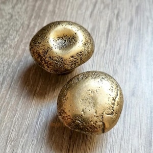 Conjunto de 2 puxadores de armário de latão maciço com design texturizado orgânico imagem 6