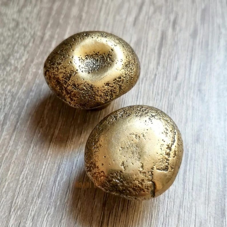 Conjunto de 2 puxadores de armário de latão maciço com design texturizado orgânico imagem 6