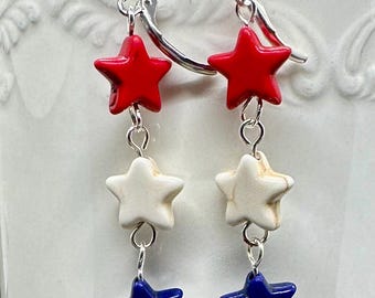 Pendientes de cristal con estrellas rojas, blancas y azules – Joyería patriótica colgante hecha a mano