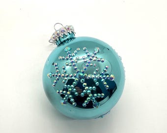 Adorno navideño de bola azul claro de 2,63 cm con copos de nieve de cristal
