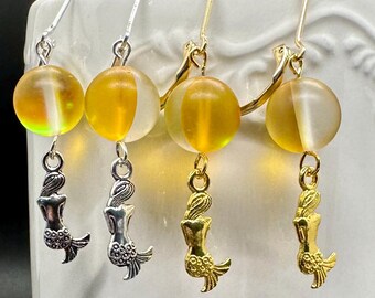 Pendientes redondos de cristal marino amarillo iridiscente con forma de sirena, pendientes de playa, pendientes colgantes costeros, joyería oceánica, ganchos de oro o plata de 5 cm.