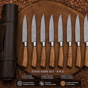 Peut inclure: Un ensemble de huit couteaux &agrave; steak avec des lames en acier Damas et des manches en bois d'olivier, accompagn&eacute;s d'un &eacute;tui en cuir marron fonc&eacute;. Le texte indique : STEAK KNIFE SET - 8 PCS, BLADE LENGTH 11,43 CM, HANDLE LENGTH 10,16 CM, OVERALL LENGTH 21,59 CM.