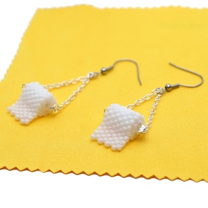 Regalo Gag per lei - Orecchini di carta igienica bianca su catena di toni d'argento - Gioielli perline penzoloni da Surgical Steel Hoos per orecchie sensibili